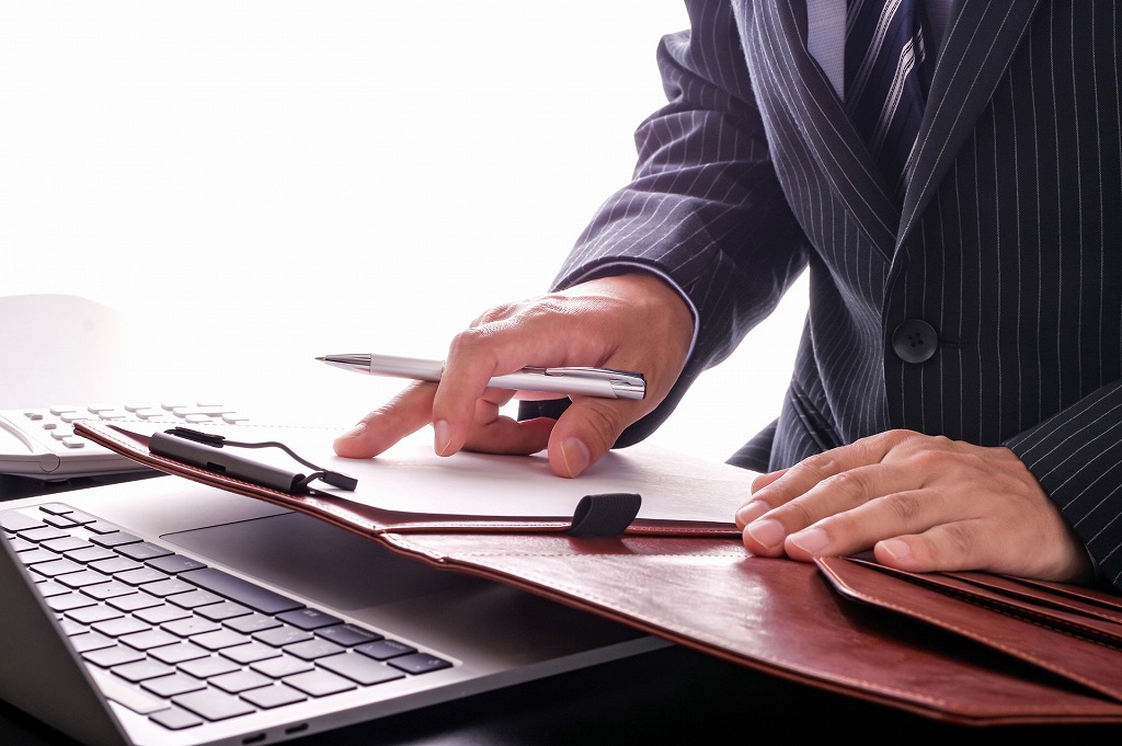 書類を確認しているビジネスマン