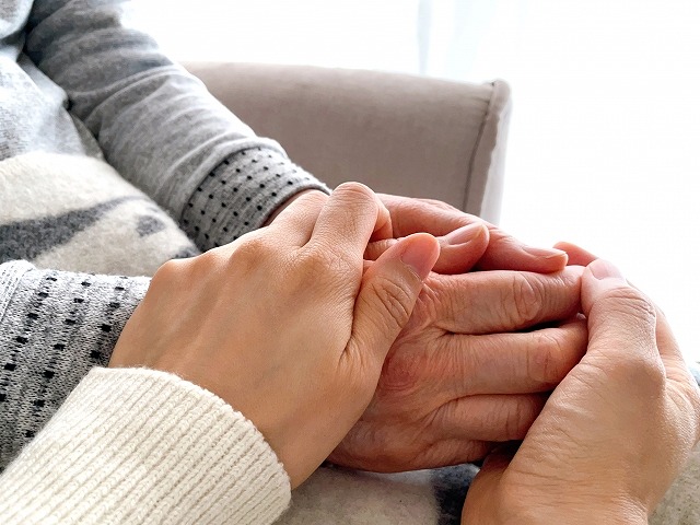 手を握り合っている